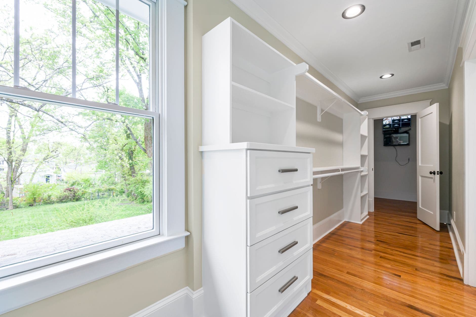 Cover image for Drawer Organizers vs. Shelves: What Works Best for Your Home?