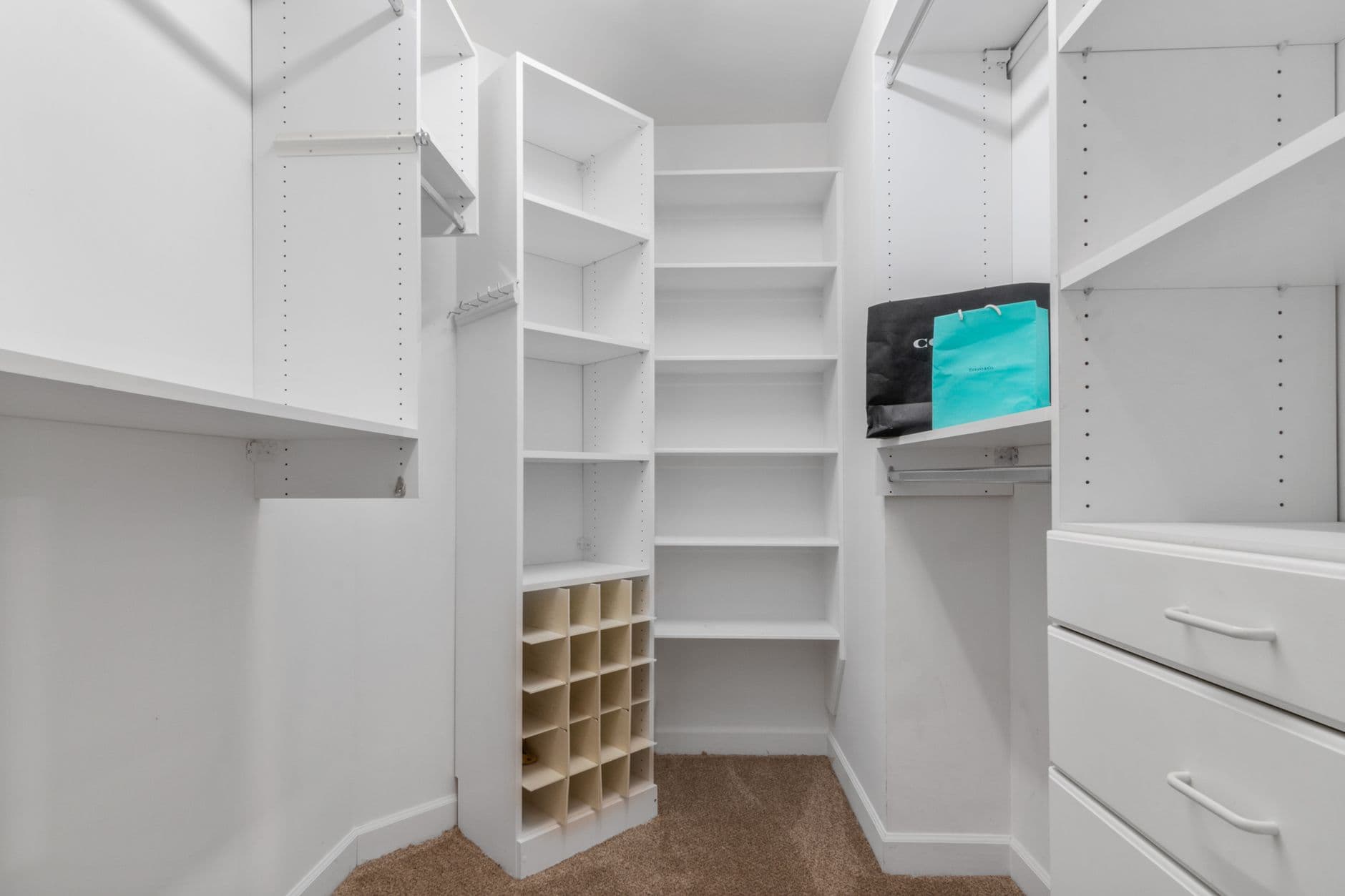 Cover image for Is Your Closet Maximizing Space or Creating Chaos?